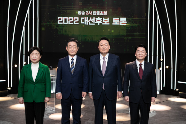 3일 서울 여의도 KBS에서 열린 방송 3사 합동 초청 '2022 대선 후보 토론'에 앞서 후보들이 기념촬영하고 있다. 왼쪽부터 심상정 정의당, 이재명 더불어민주당, 윤석열 국민의힘, 안철수 국민의당 대선 후보. 2022.02.03 / 사진=[국회사진기자단]