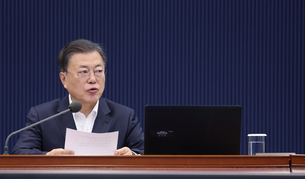 문재인 대통령이 8일 오전 청와대 여민관에서 열린 영상 국무회의에 참석해 발언하고 있다. 2022.02.08 / 사진=[뉴시스]