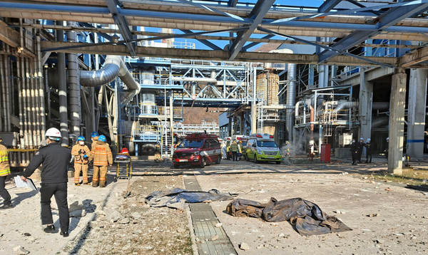 2월 11일 오전 9시 26분께 전남 여수시 화치동 국가산단 안 와이엔씨씨 3공장에서 열교환 기밀시험(테스트) 도중 폭발 사고가 발생했다. 사진은 폭발한 공장 모습 (사진 = 소방청 제공)