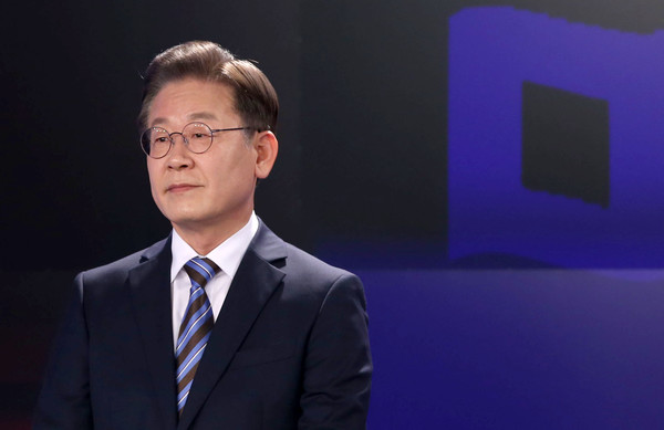 더불어민주당 이재명 대선 후보가 11일 오후 서울 중구 매경미디어센터에서 열린 한국기자협회 주최·방송 6개사 공동 주관 '2022 대선후보 초청 토론'에서 방송 준비를 하고 있다. 2022.02.11 / 사진=[국회사진기자단]