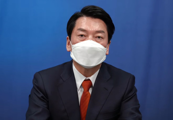 안철수 국민의당 대선 후보가 13일 유튜브를 통한 특별 기자회견에서 야권후보 단일화 제안을 하고 있다.2022.02.13 / 사진=[안철수 유튜브 캡쳐]