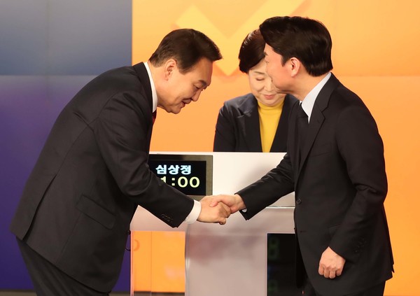 윤석열 국민의힘 대선 후보와 안철수 국민의당 대선 후보가 11일 오후 서울 중구 매경미디어센터에서 열린 한국기자협회 주최방송 6개사 공동 주관 2022 대선후보 초청 토론회 시작에 앞서 인사하고 있다. 2022.02.11 / 사진=[국회사진기자단]