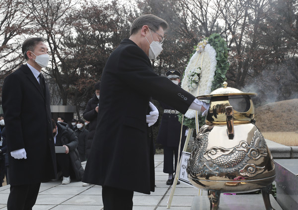 이재명 더불어민주당 대선후보가 14일 오전 서울 동작구 국립서울현충원 이승만 전 대통령 묘역을 찾아 참배하고 있다. 2022.02.14 / 사진=[국회사진기자단]