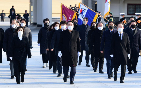 윤석열 국민의힘 대선 후보가 제20대 대통령선거 공식 선거운동이 시작된 15일 서울 동작구 국립서울현충원을 찾아 참배를 위해 현충탑으로 들어서고 있다. 2022.02.15 / 사진=[국회사진기자단]