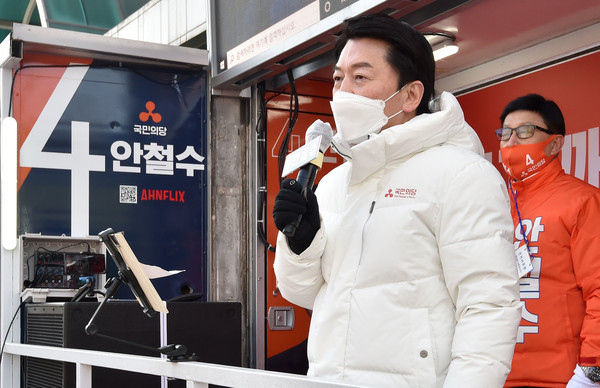 제20대 대통령선거 공식 선거운동 첫날인 15일 오전 안철수 국민의당 대선 후보가 경북 구미역 광장 앞에서 시민들에게 지지를 호소하고 있다. 2022.02.15  사진=[뉴시스]