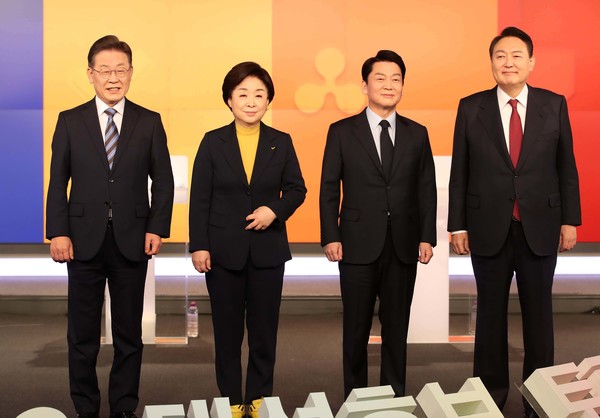 이재명 더불어민주당 대선후보, 심상정 정의당 대선후보, 안철수 국민의당 대선후보, 윤석열 국민의힘 대선후보가 11일 오후 서울 중구 매경미디어센터에서 열린 한국기자협회 주최방송 6개사 공동 주관 2022 대선후보 초청 토론회 시작에 앞서 기념촬영을 하고 있다. 2022.02.11 / 사진=[국회사진기자단]