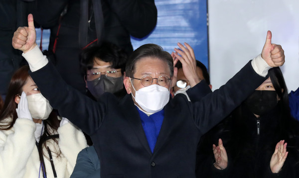 이재명 더불어민주당 대선 후보가 17일 오후 서울 마포구 상상마당 앞에서 열린 '이제는 청년이다! 청년기회국' 집중유세에 참석해 지지를 호소하고 있다. 2022.02.17 / 사진=[국회사진기자단]