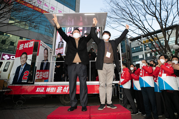 윤석열 국민의힘 대선 후보와 이준석 대표가 18일 대구 달성군 대실역 사거리에서 지지를 호소하고 있다. 2022.02.18 / 사진=[뉴시스]