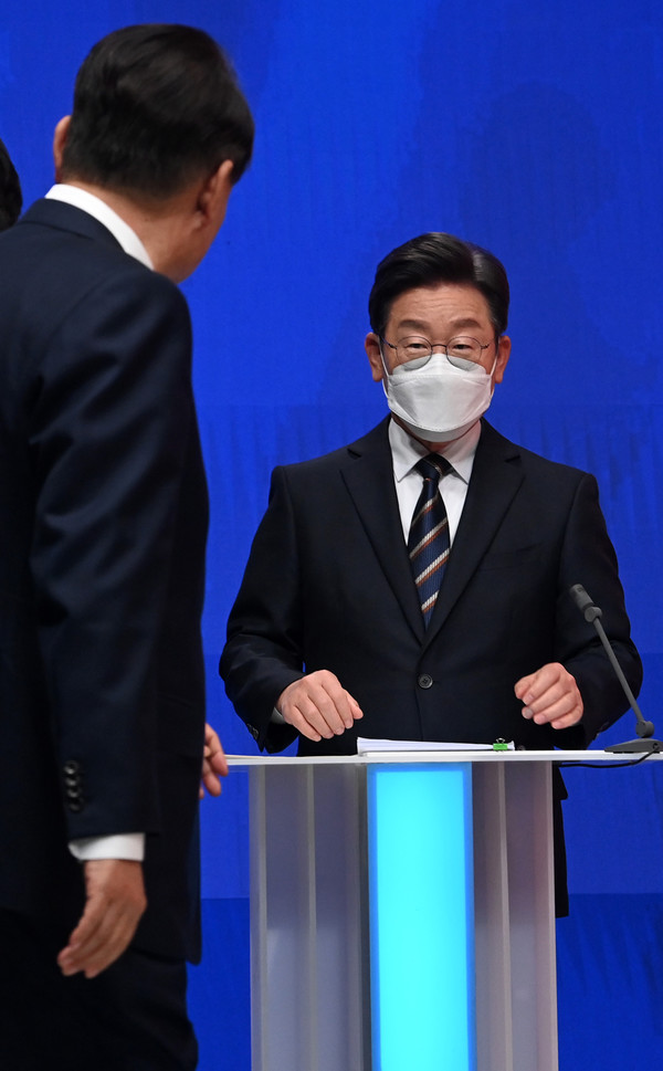 이재명 더불어민주당 대선 후보와 윤석열 국민의힘 대선 후보가 21일 서울 마포구 MBC에서 열린 중앙선거관리위원회 주관 첫 토론회에서 인사를 나누고 있다. 2022.02.21 / 사진=[국회사진기자단]