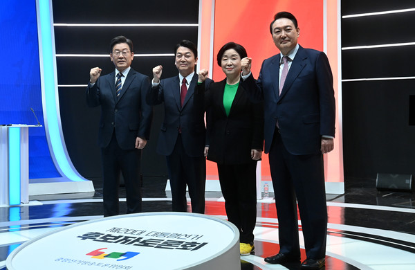 20대 대선 후보들이 21일 서울 마포구 MBC에서 열린 중앙선거관리위원회 주관 첫 토론회 시작에 앞서 기념촬영을 하고 있다. 왼쪽부터 이재명 더불어민주당 후보, 안철수 국민의당 후보, 심상정 정의당 후보, 윤석열 국민의힘 후보. 2022.02.21 / 사진=[국회사진기자단]