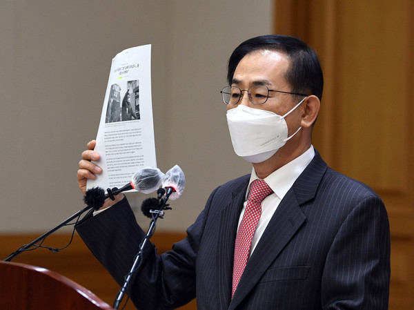 대장동 개발 특혜·로비 관련 녹취록 속에 등장하는 '그분'으로 지목된 조재연 대법관이 23일 오후 서울 서초구 대법원에서 열린 기자회견에서 입장 발표를 하고 있다. 이날 조 대법관은 '그분' 관련 의혹을 전면 부인했다.2022.02.23 / 사진=[공동취재사진]