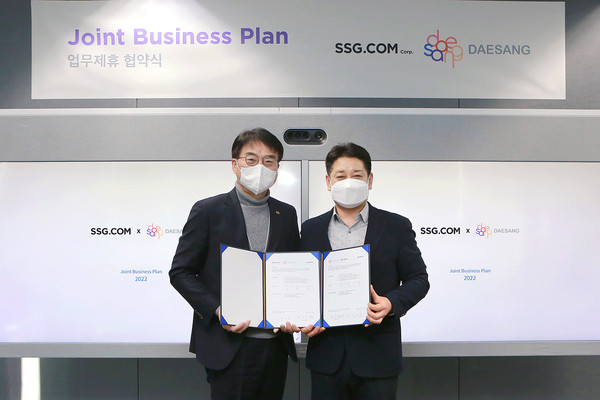 왼쪽부터 이강덕 대상㈜ 영업본부장과 황운기 SSG닷컴 상품본부장이 업무제휴협약을 체결하고 기념촬영을 하고 있다 (사진 = 데상 제공)