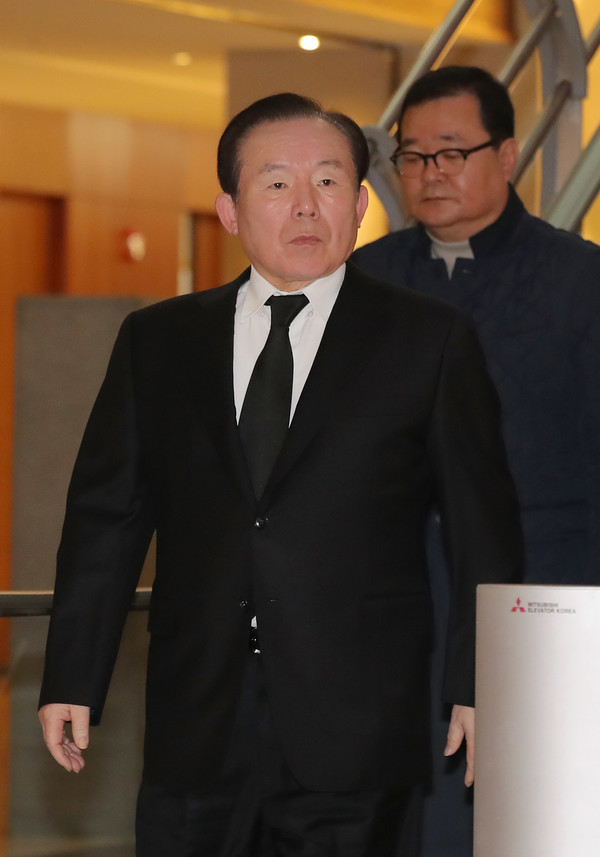 한국당 이인제 전 최고위원이 15일 오후 서울 서대문구 신촌세브란스 병원에 마련된 고 조양호 한진그룹 회장의 빈소로 향하고 있다. 2019.04.15 / 사진=[뉴시스]