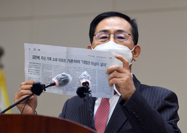 대장동 개발 특혜·로비 관련 녹취록 속에 등장하는 '그분'으로 지목된 조재연 대법관이 23일 오후 서울 서초구 대법원에서 열린 기자회견에서 입장 발표를 하고 있다. 이날 조 대법관은 '그분' 관련 의혹을 전면 부인했다.2022.02.23 / 사진=[공동취재사진]