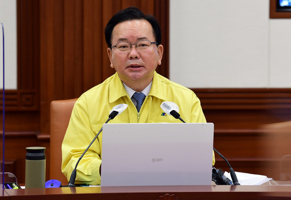김부겸 국무총리가 25일 오전 서울 종로구 정부서울청사에서 열린 코로나19 중앙재난안전대책본부(중대본)회의에 참석해 발언하고 있다.2022.02.25 / 사진=[공동취재사진]