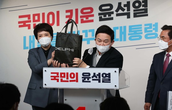 원희룡 국민의힘 선대본 정책본부장이 25일 서울 여의도 당사에서 대장동 관련 긴급 기자회견을 열고 입수한 자료가 든 가방을 들어 보이고 있다.2022.02.25 / 사진=[공동취재사진]