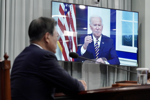 문재인 대통령이 17일 오후 청와대 여민관 영상회의실에서 화상으로 열린 '에너지 및 기후에 관한 주요 경제국 포럼(Major Economies Forum on Energy and Climate, MEF)'에 참석해 조 바이든 미국 대통령의 개회사를 듣고 있다. 2021.09.17 / 사진=[뉴시스]