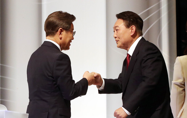 이재명 더불어민주당, 윤석열 국민의힘 대선 후보가 25일 서울 마포구 SBS 프리즘타워 오디토리움에서 열린 중앙선거관리위원회 주관 두 번째 TV 토론회에 앞서 인사하고 있다. 2022.02.25 / 사진=[국회사진기자단]