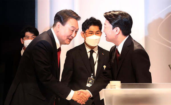 윤석열 국민의힘, 안철수 국민의당 대선 후보가 25일 서울 마포구 SBS 프리즘타워 오디토리움에서 열린 중앙선거관리위원회 주관 두 번째 TV 토론회에 앞서 악수하고 있다. 2022.02.25 / 사진=[국회사진기자단]