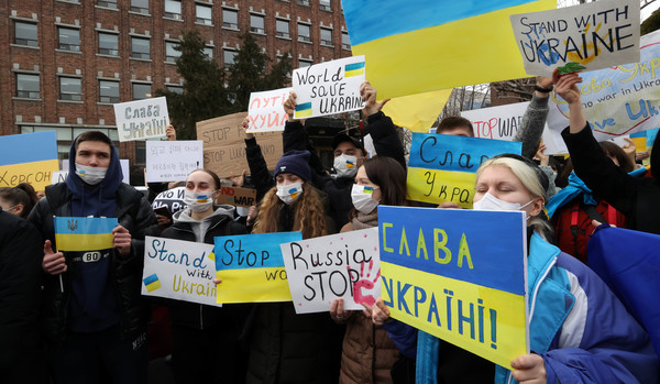 참여연대, 사회진보연대 등 시민사회단체 회원들이 28일 서울 중구 주한러시아대사관 앞에서 열린 러시아의 우크라이나 침공 중단·평화적 해결 촉구 시민사회 공동 기자회견에서 손 피켓을 들고 있다. 2022.02.28.
