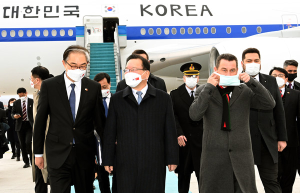 김부겸 국무총리가 17일(현지시간) 터키 앙카라 에센보아 국제공항에 도착해 무라트 소일루(Murat Soylu) 앙카라 부주지사와 베르카이 굑츠나르(Berkay G?K?INAR) 앙카라 부시장의 영접을 받고 있다.2022.03.18 / 사진=[총리실 제공]