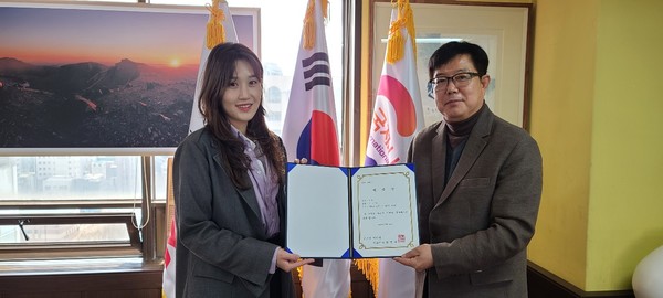 완쪽부터 트로트 가수 김유라와  장재필 뉴스인미디어 전략기획본부장이 위촉식을 마치고 기념사진을 촬영하고 있다 (사진 = 정경호 기자)