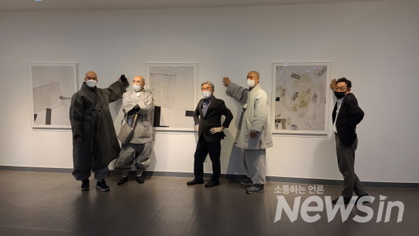 장사익의 눈전, 작품 앞에서 아트적인 포즈(사진=정경호 기자)