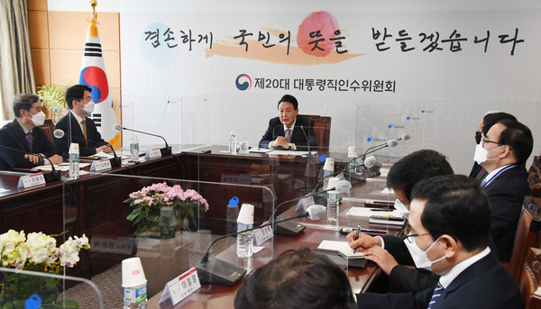 윤석열 대통령 당선인이 22일 서울 종로구 통의동 대통령직인수위원회에서 열린 인수위 간사단회의를 주재하고 있다. 2022.03.22 / 사진=[국회사진기자단]