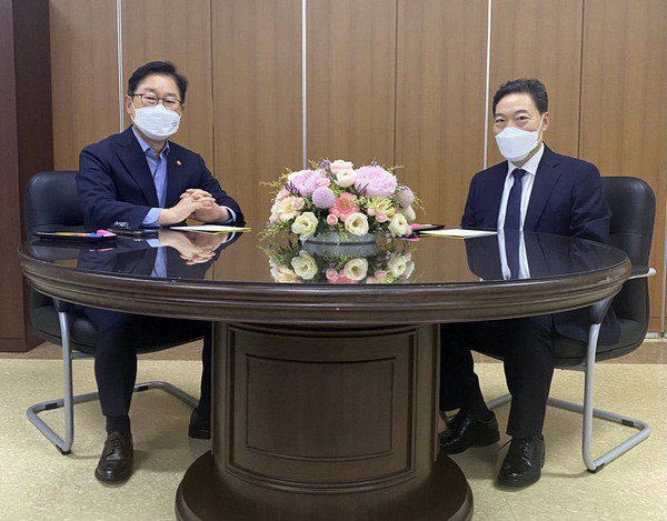 박범계(왼쪽) 법무부 장관과 김오수 검찰총장이 20일 오후 서울 서초구 서울고등검찰청에서 입법예고된 직제개편안과 고검검사급 중간간부 인사에 대한 의견을 나누기에 앞서 포즈를 취하고 있다.2021.06.20 / 사진=[법무부 제공]