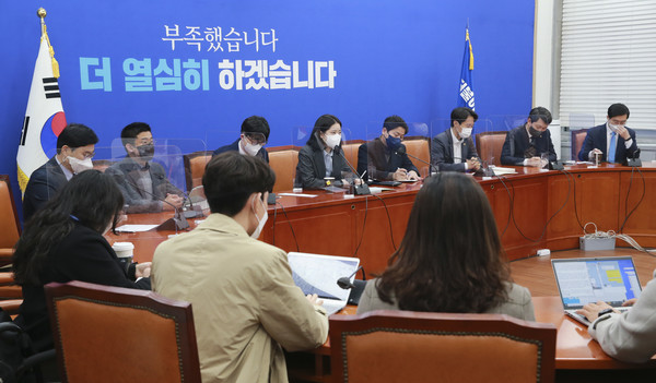 박지현 더불어민주당 공동비대위원장이 24일 서울 여의도 국회에서 열린 정개특위 기자간담회에서 발언하고 있다.2022.03.24 / 사진=[공동취재사진]