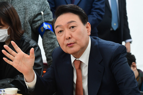 윤석열 대통령 당선인이 24일 서울 종로구 통의동 인수위 앞 프레스다방을 방문해 취재진 질의에 답하고 있다. 2022.03.24 / 사진=[국회사진기자단]