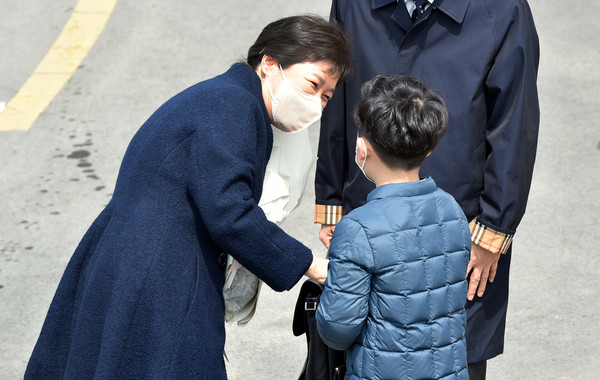 박근혜 전 대통령이 24일 오후 대구 달성군 유가읍에 마련된 사저에 도착해 한 어린이에게 꽃다발을 받고 있다. 2022.03.24 / 사진=[뉴시스]