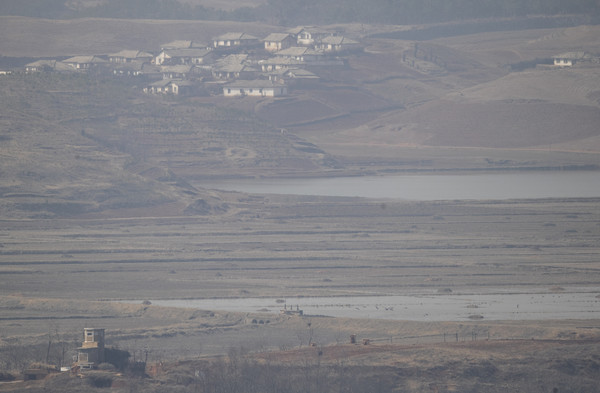 북한이 평양에서 화성-17형 대륙 간 탄도미사일(ICBM)을 시험 발사한 16일 오후 경기 파주시 오두산통일전망대에서 바라본 황해북도 개풍군 마을이 적막한 모습을 보이고 있다. 2022.03.16 / 사진=[뉴시스]