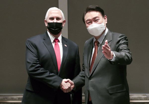 윤석열 국민의힘 대선 후보가 13일 서울 송파구 한 호텔에서 마이크 펜스 전 미국 부통령과 기념촬영을 하고 있다.2022.02.13 / 사진=[국민의힘 제공]