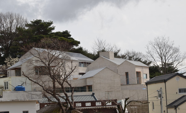 25일 오후 경남 양산 하북면 평산마을에 건축 중인 문재인 대통령 사저의 가림막이 치워져 있다. 2022.03.26 / 사진=[뉴시스]