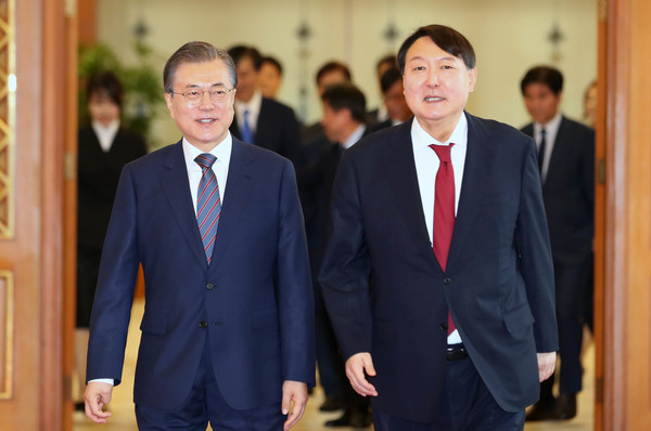 문재인 대통령이 25일 청와대 본관에서 윤석열 신임 검찰총장 임명장 수여식을 마치고 환담장으로 향하고 있다. 2019.07.27 / 사진=[뉴시스]