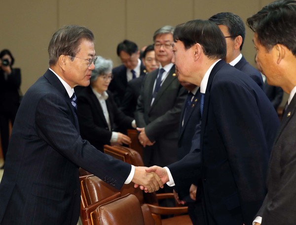 문재인 대통령이 8일 청와대 본관 집현실에서 열린 공정사회를 향한 반부패정책협의회에 참석해 윤석열 검찰총장과 인사를 나누고 있다. 2019.11.08 / 사진=[뉴시스]