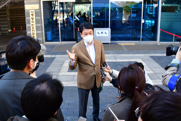 장제원 당선인 비서실장이 27일 오후 서울 종로구 통의동 인수위 사무실로 들어서며 문재인 대통령과 윤석열 당선인의 회동에 관한 취재진의 질문에 답하고 있다. 2022.03.27 / 사진=[인수위사진기자단]