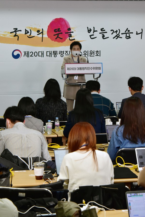 신용현 제20대 대통령직인수위원회 대변인이 28일 오후 서울 통의동 인수위 기자회견장에서 부처 업무보고 일정 등 향후 계획에 대해 발표하고 있다. 2022.03.28 / 사진=[인수위사진기자단]