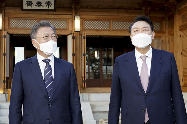 문재인 대통령과 윤석열 대통령 당선인이 28일 오후 청와대 상춘재에서 만찬 회동에 앞서 대화하고 있다.2022.03.28 / 사진=[청와대 제공]