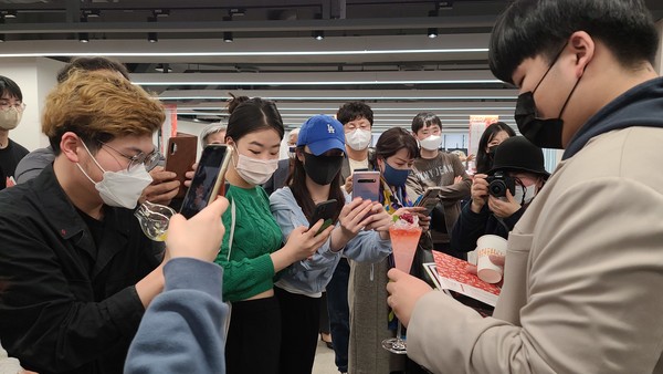 시연한 안동 전통음료 칵테일을 국내 인플루언서와 유튜버 등이 촬영해 SNS 등에 개제하는 모습이다 (사진 = 정경호 기자)