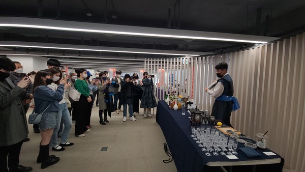 국가대표 서정현 바텐더가 칵테일을 제조하는 모습을 시연하고 있다 (사진 = 정경호 기자)