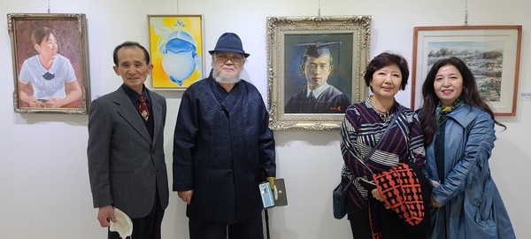 왼쪽부터 권의철 한국화 공동회장, 김호남 화백, 문혜경 한국미술협회 이사, 원진숙 한국창조미협 중앙본부 운영이사가 2022인사동비엔날레에 전시된 작품과 함께 기념사진을 촬영하고 있다  (사진 = 정경호 기자)