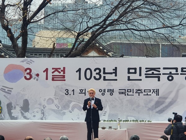 1일 오후 서울 종로구 안국동 천도교 중앙총부 대교당 광장 특설무대에서 3·1절 103년 기념 민족공동행사 삼일 희생 영령 국민추모제가 열린 가운데 하만택 교수(성악가)의 3·1 절 축가 '내 영혼 바람되어'를 열창하고 있다.