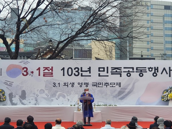 1일 오후 서울 종로구 안국동 천도교 중앙총부 대교당 광장 특설무대에서 3·1절 103년 기념 민족공동행사 삼일 희생 영령 국민추모제가 열린 가운데 송범두 대회장(천도교 교령)이 대회사를 하고 있다.