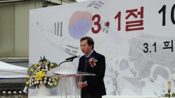 1일 오후 서울 종로구 안국동 천도교 중앙총부 광장 특설무대에서 3·1절 103년 기념 민족공동행사 삼일 희생 영령 국민추모제가 열린 가운데 뉴스인 최명규 대표이사가 축사를 하고 있다.