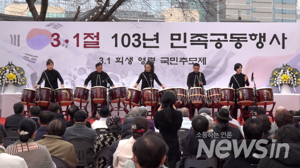 1일 오후 서울 종로구 안국동 천도교 중앙총부 광장 특설무대에서  3·1절 103년 기념 민족공동행사 삼일 희생 영령 국민추모제가 열린 가운데 디딤소리의 '하늘 모심-북울림'이 펼쳐지고 있다.