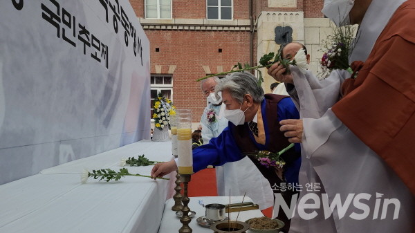 1일 오후 서울 종로구 안국동 천도교 중앙총부 광장 특설무대에서  3·1절 103년 기념 민족공동행사 삼일 희생 영령 국민추모제가 열린 가운데 각계 대표자들이 헌화를 하고 있다(사진=정경호 기자)