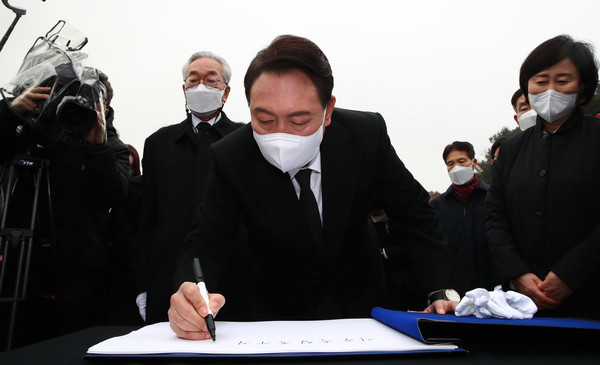 국민의힘 윤석열 대선 후보가 1일 오전 서울국립현충원 내 충열대(독립운동가묘역) 참배를 마친 뒤 방명록을 작성하고 있다. 2022.03.01 / 사진=[뉴시스]