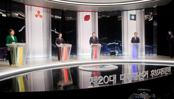 25일 서울 마포구 SBS 프리즘타워 오디토리움에서 열린 중앙선거관리위원회 주관 두 번째 TV 토론회에 앞서 심상정(왼쪽부터) 정의당, 안철수 국민의당, 윤석열 국민의힘, 이재명 더불어민주당 대선 후보가 토론 준비를 하고 있다. 2022.02.25 / 사진=[국회사진기자단]